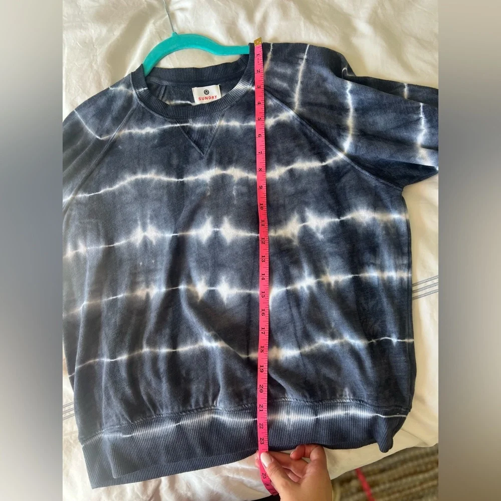 Sundry Tie Dye Puff Sleeve Raglan Sweatshirt in Navy/White Size S (4-6) - Picture 9 of 15